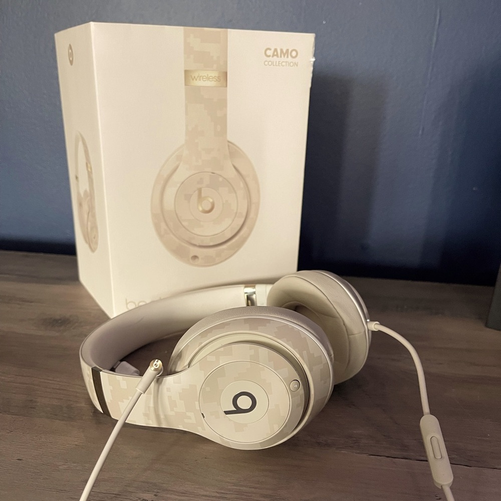 Beats Studio3 Wireless Noise Cancelling Headphones-Beats Camo Collection - Sand